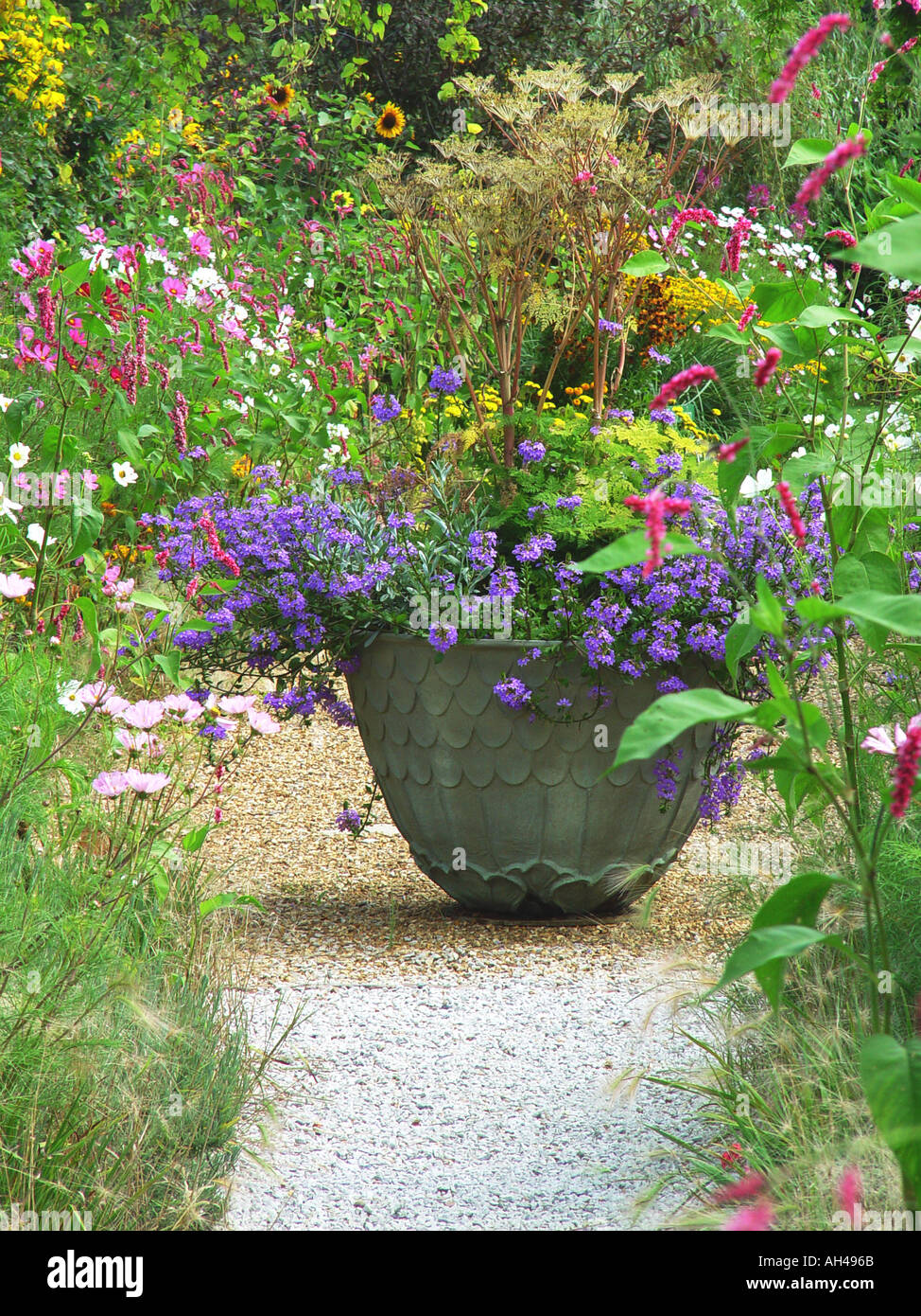 Piantatrice di piante annue comprese contenitore scaevola fiori nel giardino Foto Stock