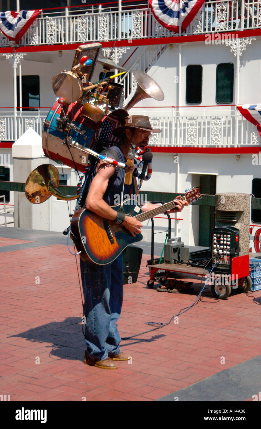 One Man Band che si esibisce su River Street, divertendosi a Savannah, Georgia, Stati Uniti. Foto Stock