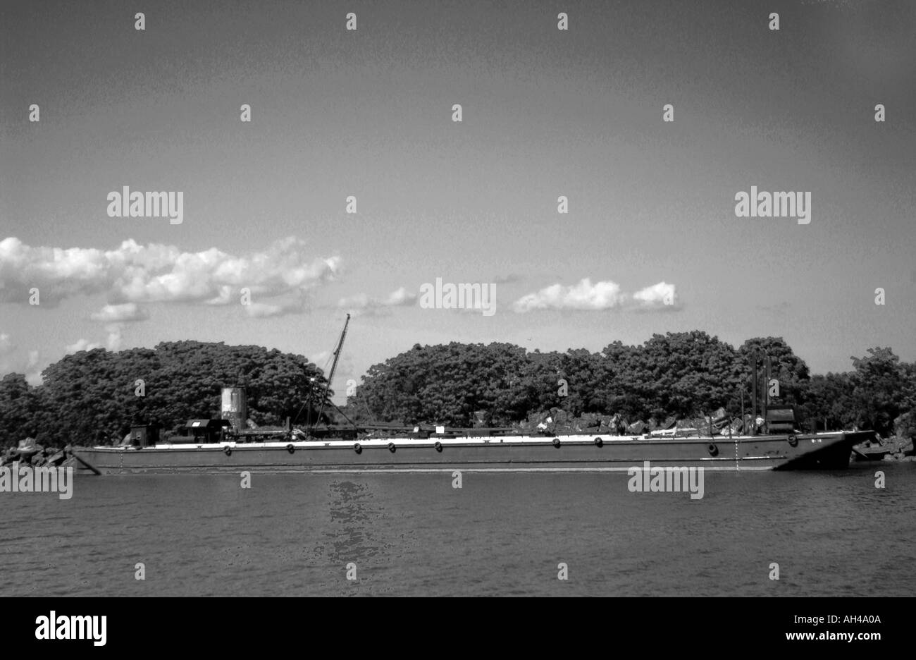 Chiatta industriale che naviga sul fiume Savannah in Georgia, USA, sotto un cielo limpido. Foto Stock