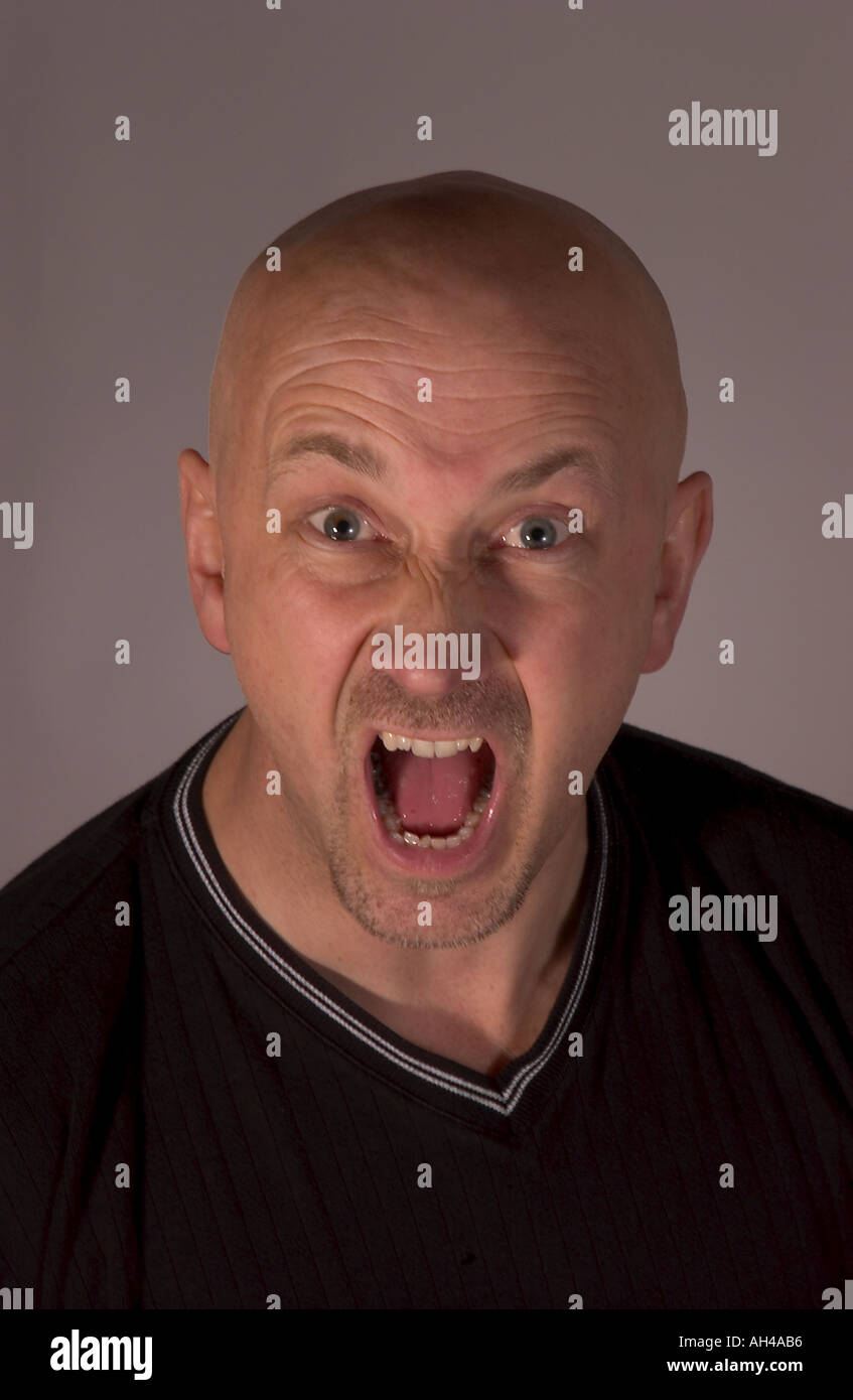 Uomo aggressivo esprimere sensazioni Foto Stock