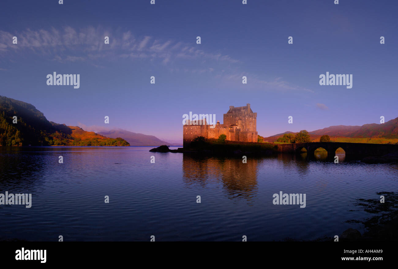 Eilean Donan Castle e riflessione a specchio del lago di Loch Duich, Dornie, Scozia Foto Stock