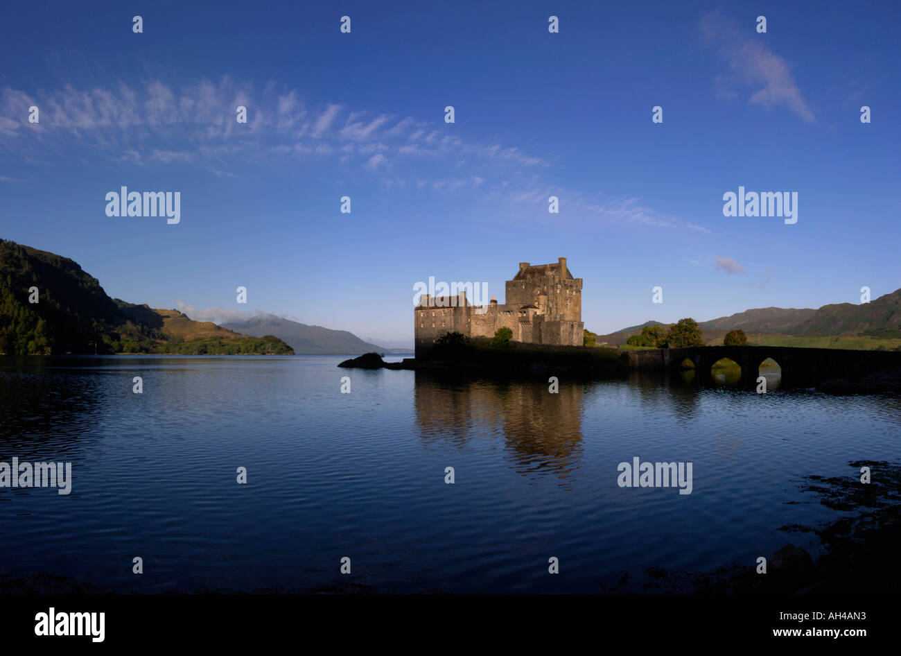 Eilean Donan Castle e riflessione a specchio del lago di Loch Duich, Dornie, Scozia Foto Stock