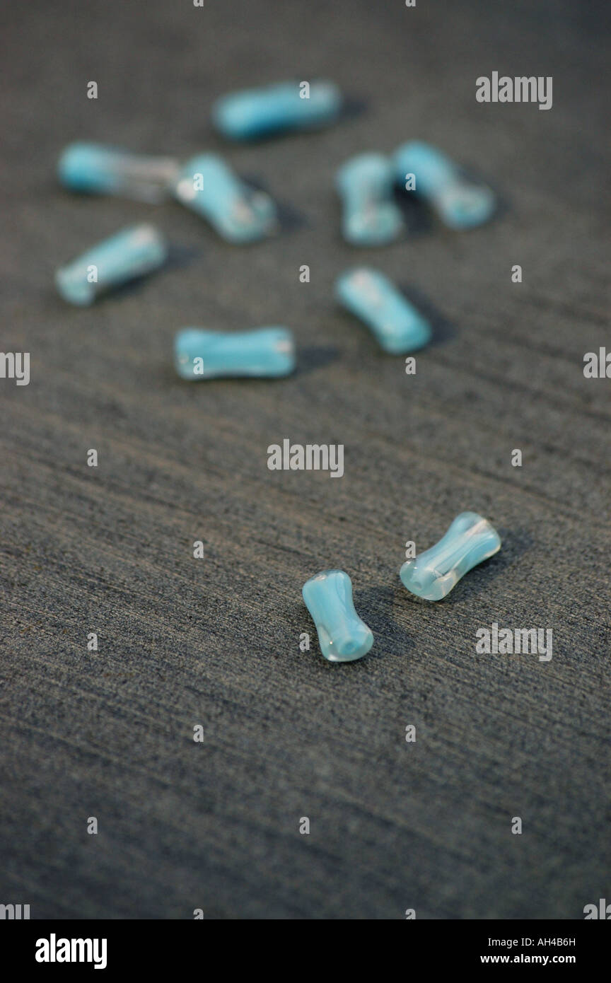 Close up sulle piccole sfere di plastica per la produzione di gioielli Foto Stock