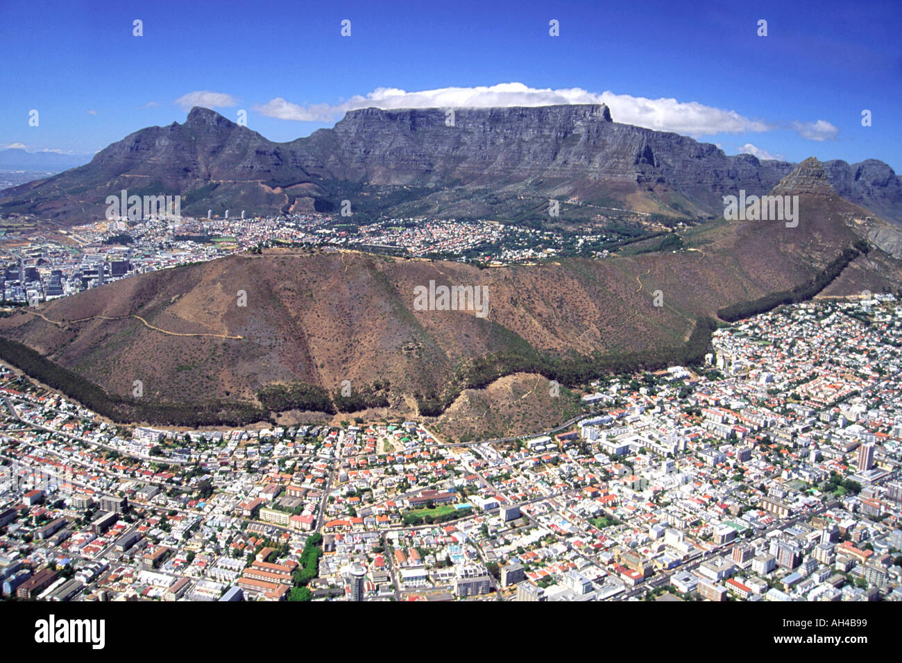 Veduta aerea della città di Città del Capo e di Table Mountain che mostra anche signal hill, testa di leone e la costa atlantica. Foto Stock