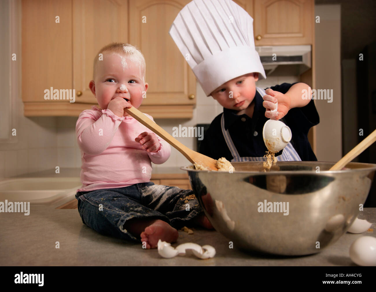 Due bambini il lievito da soli Foto Stock