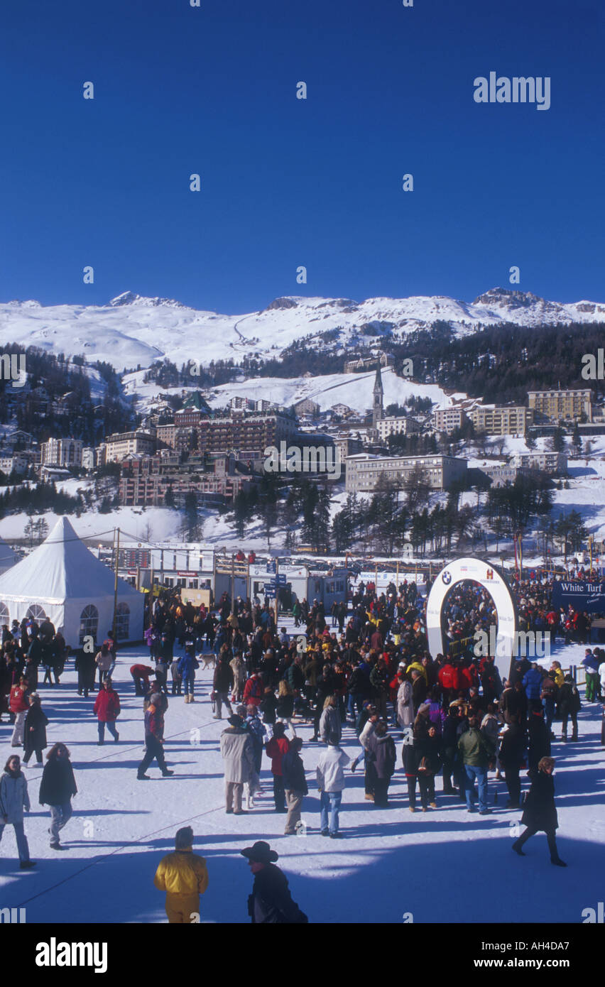 Festival di visitatori tende White Turf evento su th lago ghiacciato di St Moritz panorama di montagna dei Grigioni Engadina svizzera Foto Stock
