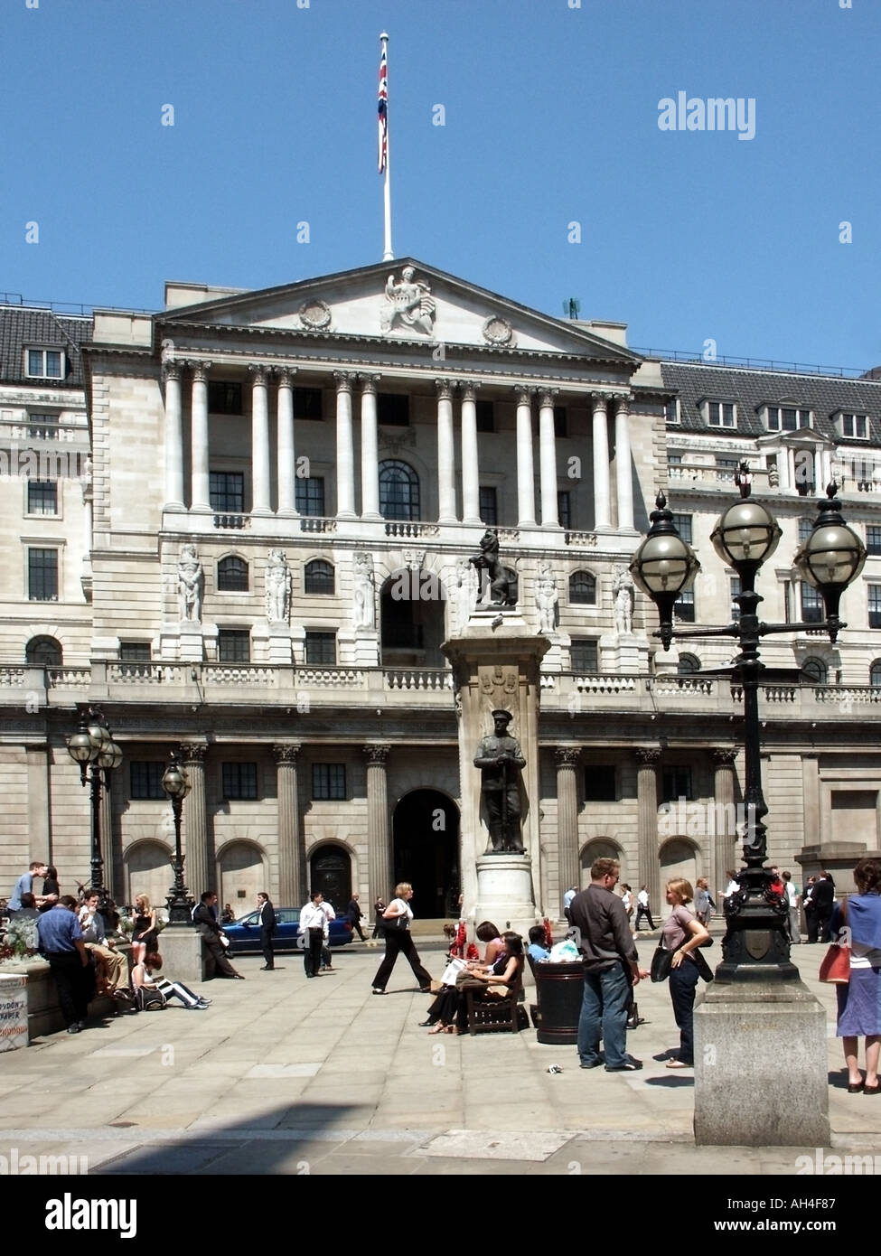Città di Londra Bank of England nel cuore delle capitali distretto finanziario con il memoriale di guerra e a chi lavora in ufficio Foto Stock