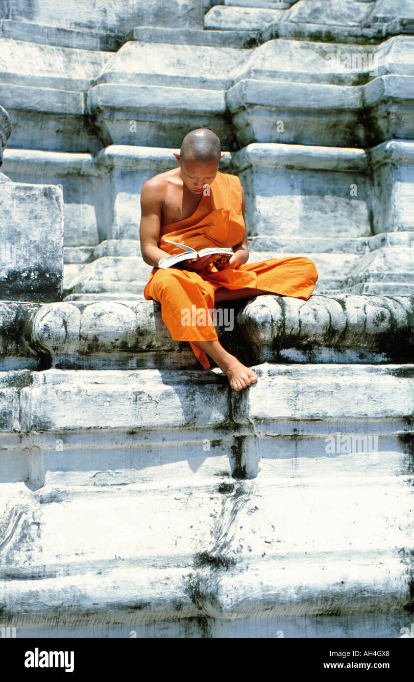 Apprendista buddista la lettura di un libro sul tempio, Chang Rai, Thailandia Foto Stock