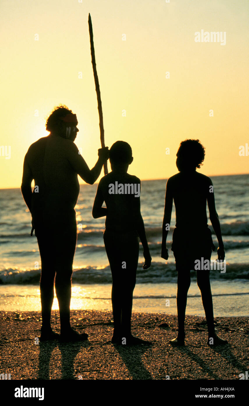 Aborigeno con bastone da passeggio guardando il mare, Darwin, in Australia Foto Stock