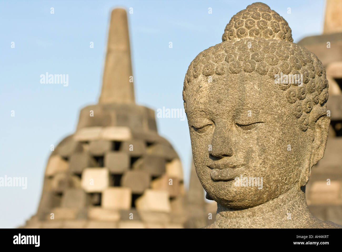 Stone statua del Buddha Borobudur Indonesia Foto Stock