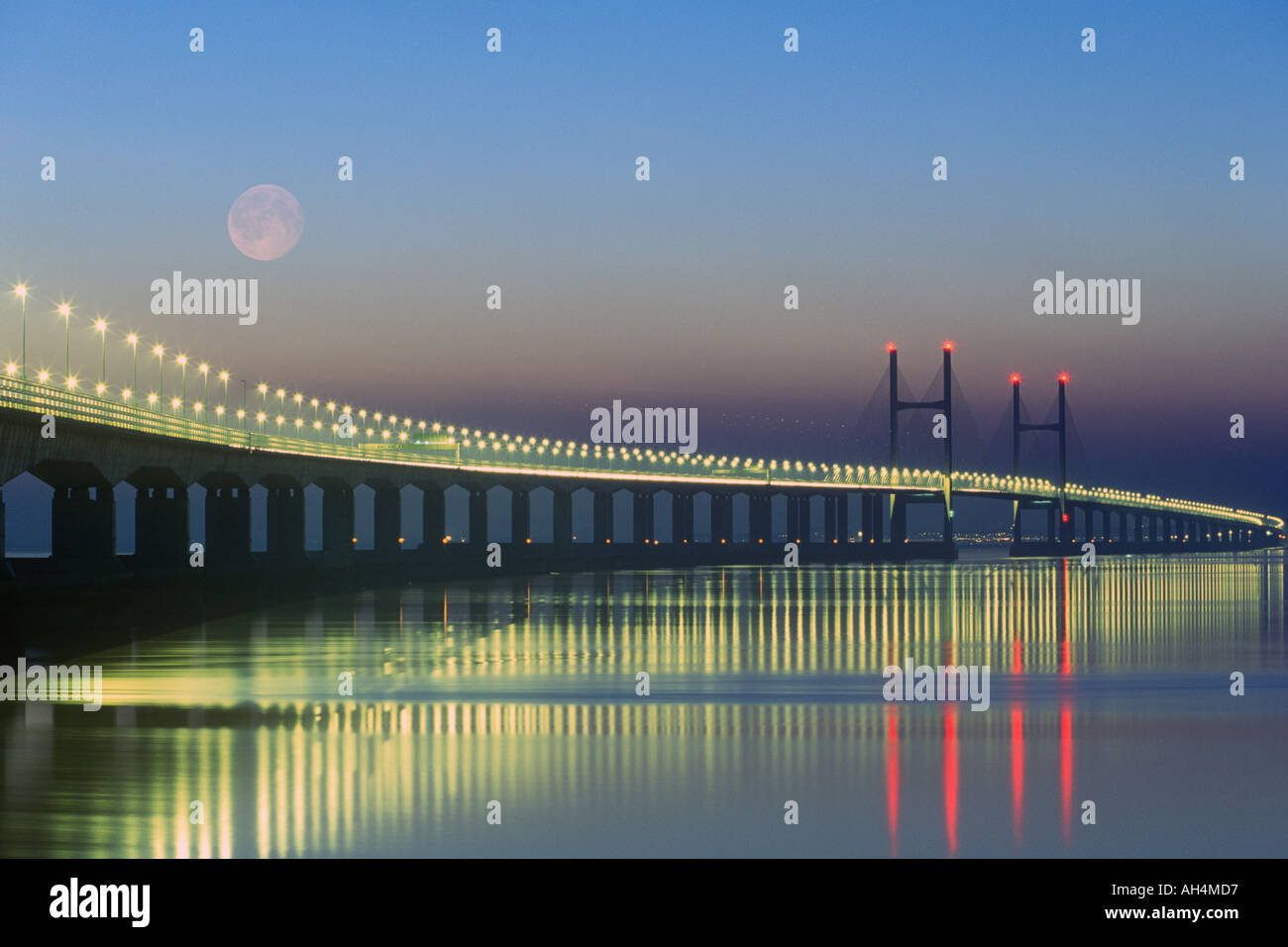 Secondo Severn Bridge al tramonto Severn Estuary South East Wales Foto Stock