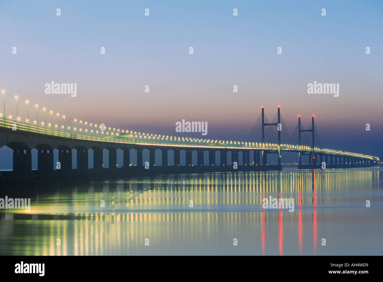 Secondo Severn Bridge al tramonto Severn Estuary South East Wales Foto Stock