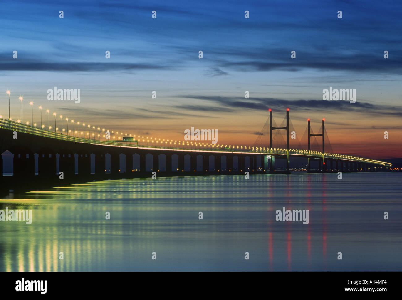 Secondo Severn Bridge al tramonto Severn Estuary South East Wales Foto Stock