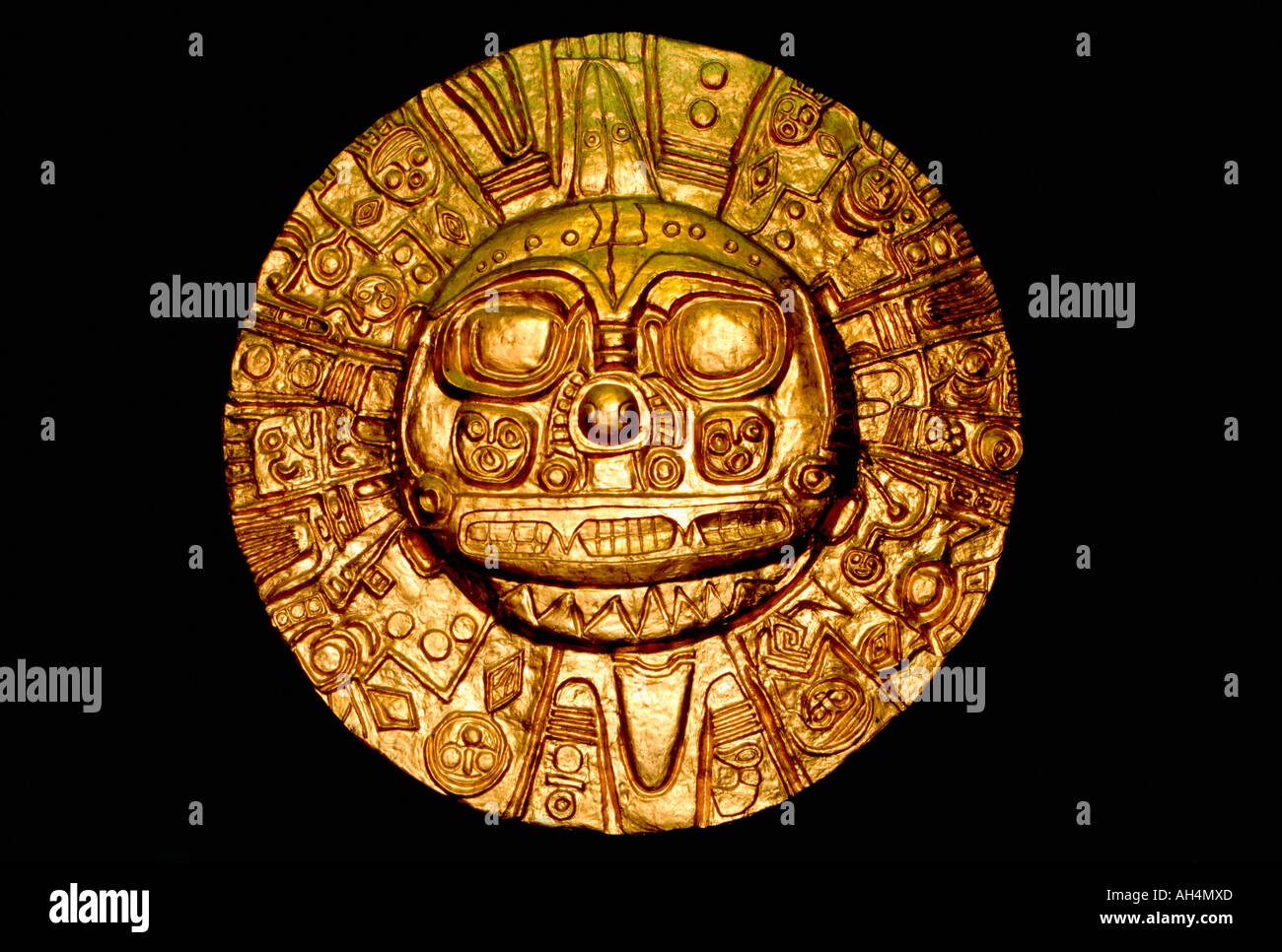 Originale antica reliquia d'oro dall'era inca raffigurante il dio del sole, Lima, Peru Foto Stock
