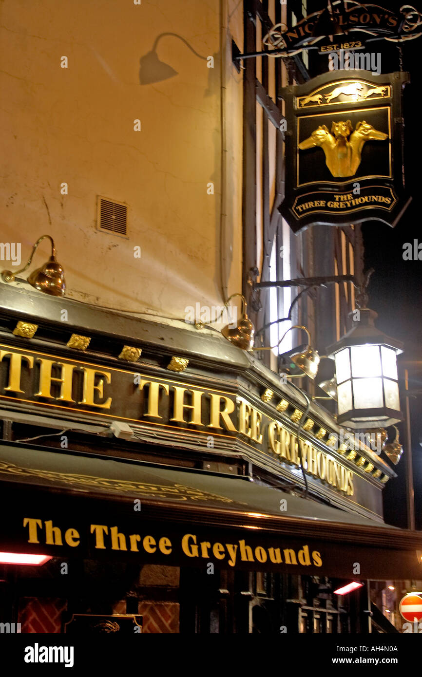 I tre levrieri pub segno del logo nel west end di notte Soho London W1 Inghilterra Foto Stock