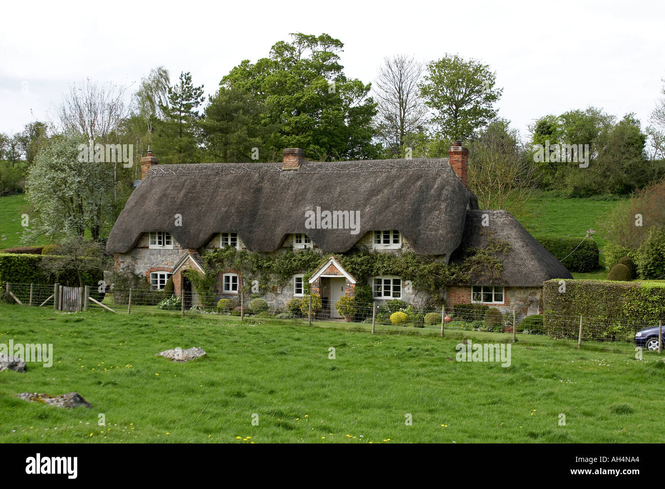 Country house con la sterpaglia nel villaggio di Lockeridge nella campagna del Wiltshire Inghilterra Foto Stock