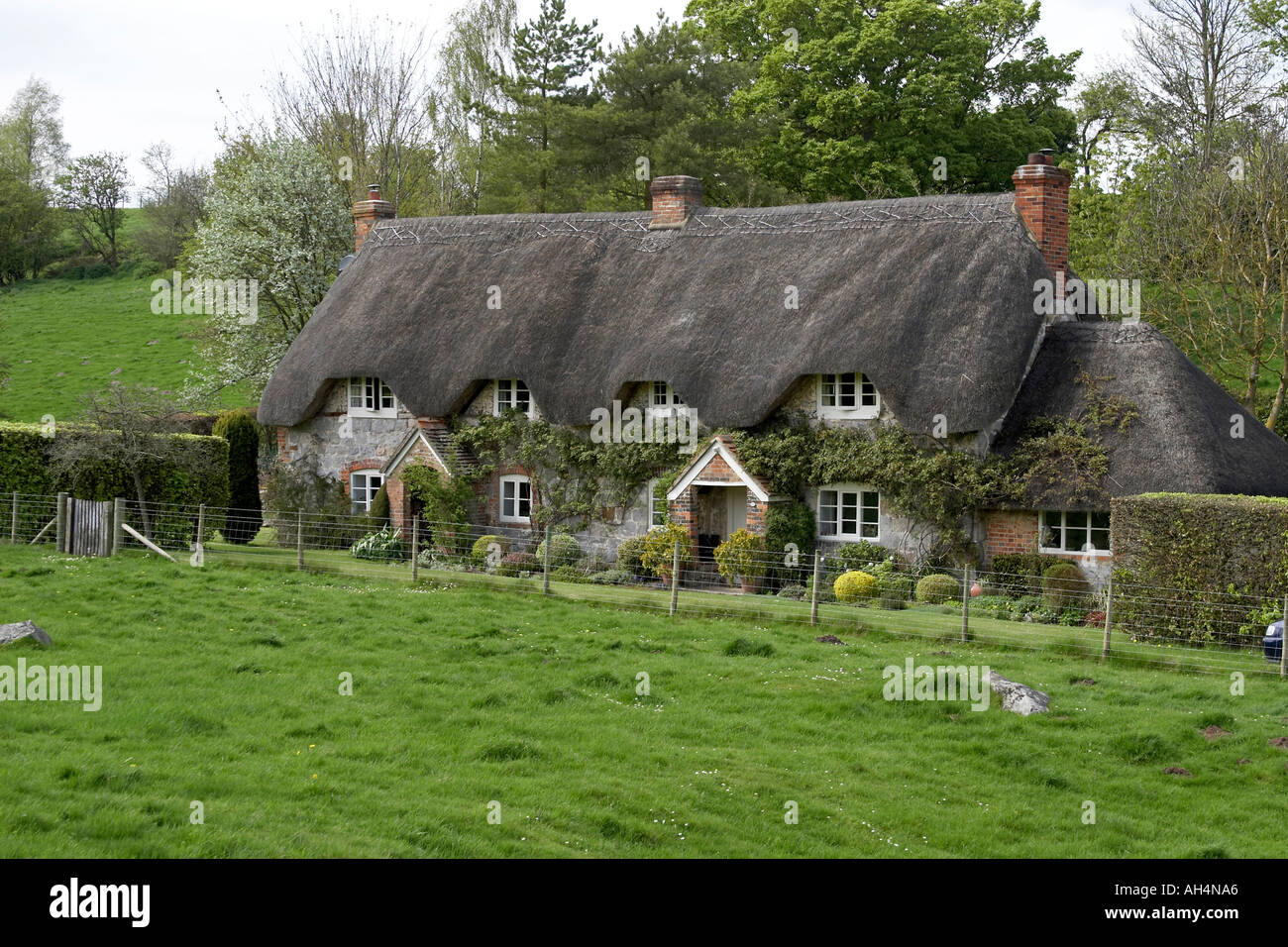 Country house con la sterpaglia nel villaggio di Lockeridge nella campagna del Wiltshire Inghilterra Foto Stock