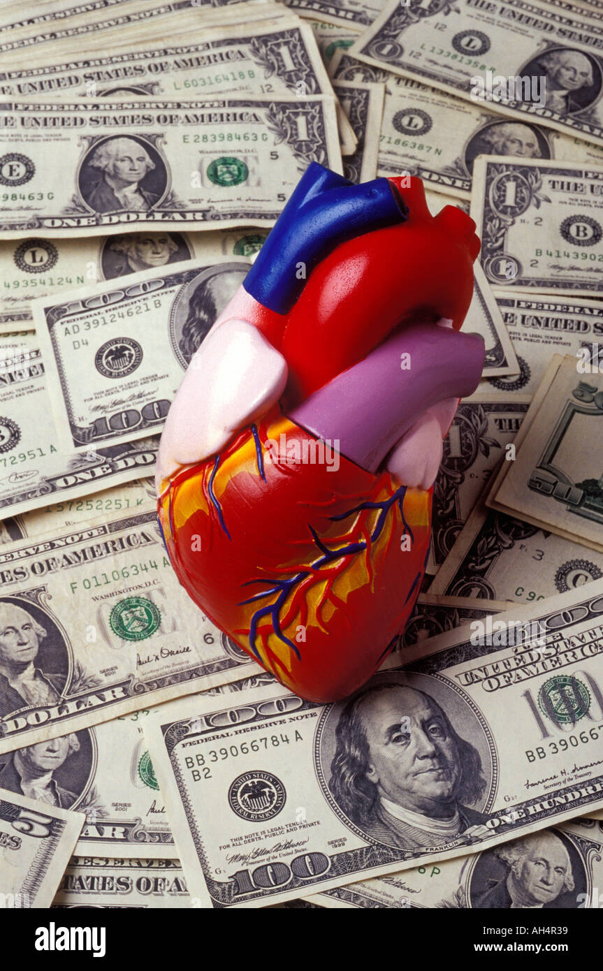 Modello Heart seduto sul denaro americano elevati costi di assistenza sanitaria Foto Stock