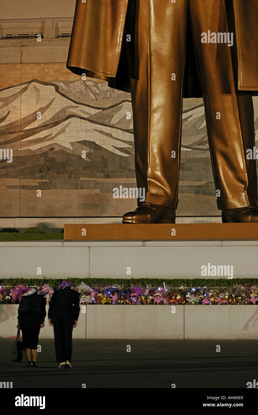 Le donne in Corea del Nord (DPRK) piegando alla statua di Kim Il Sung Foto Stock