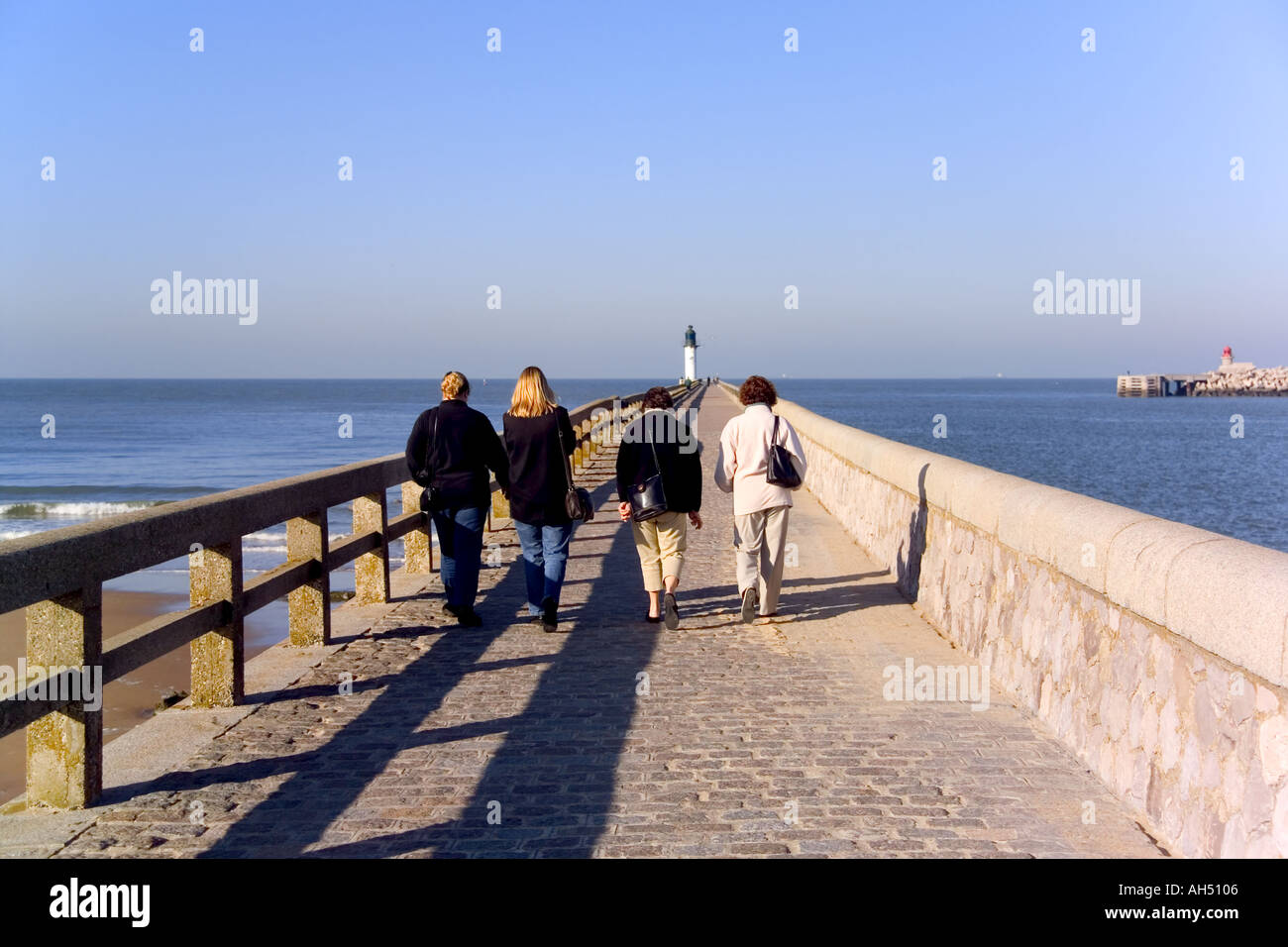 Francia Piccardia Nord Pas de Calais CALAIS Molo Jetty di quattro donne in cammino verso fine Foto Stock