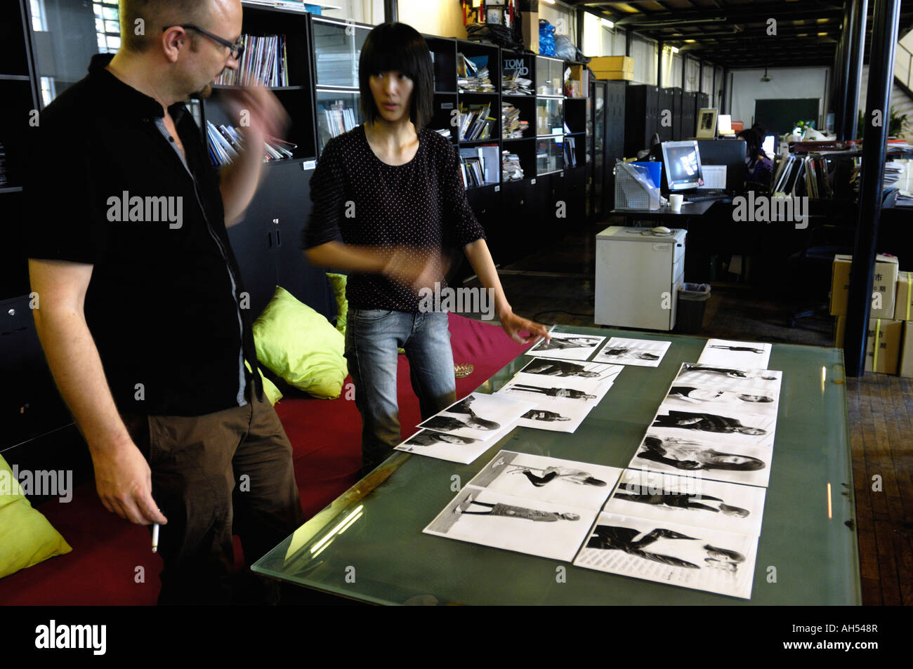 I redattori discutere magazine layout in Cina Interactive Media Group a Beijing in Cina. 24 Set 2007 Foto Stock