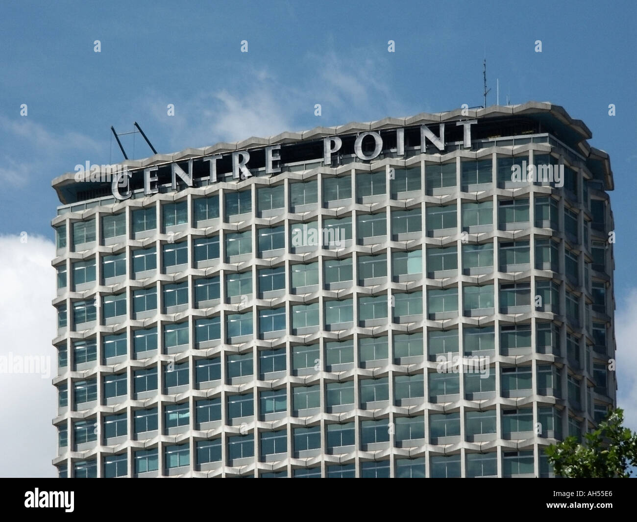 Il cartello sul tetto di Centre Point fa parte del famoso grattacielo che ospita il quartier generale della Confederazione dell'industria britannica CBI Inghilterra Regno Unito Foto Stock