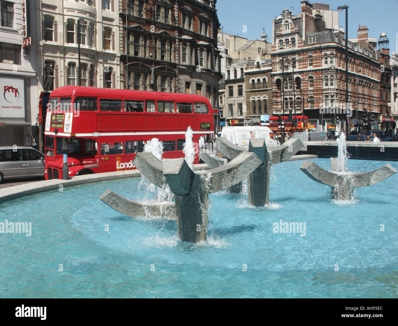 Fontane di Londra alla base del punto di centro a torre parzialmente home al HQ uffici della Confederazione dell'industria britannica Foto Stock