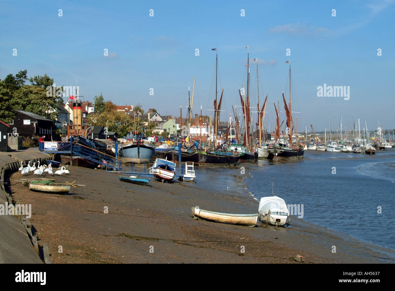 Tidal River Blackwater blu cielo lungofiume paesaggio Tamigi vela chiatte a Hythe Quay ormeggi piccole barche e fangoso litorale Maldon Essex Inghilterra UK Foto Stock