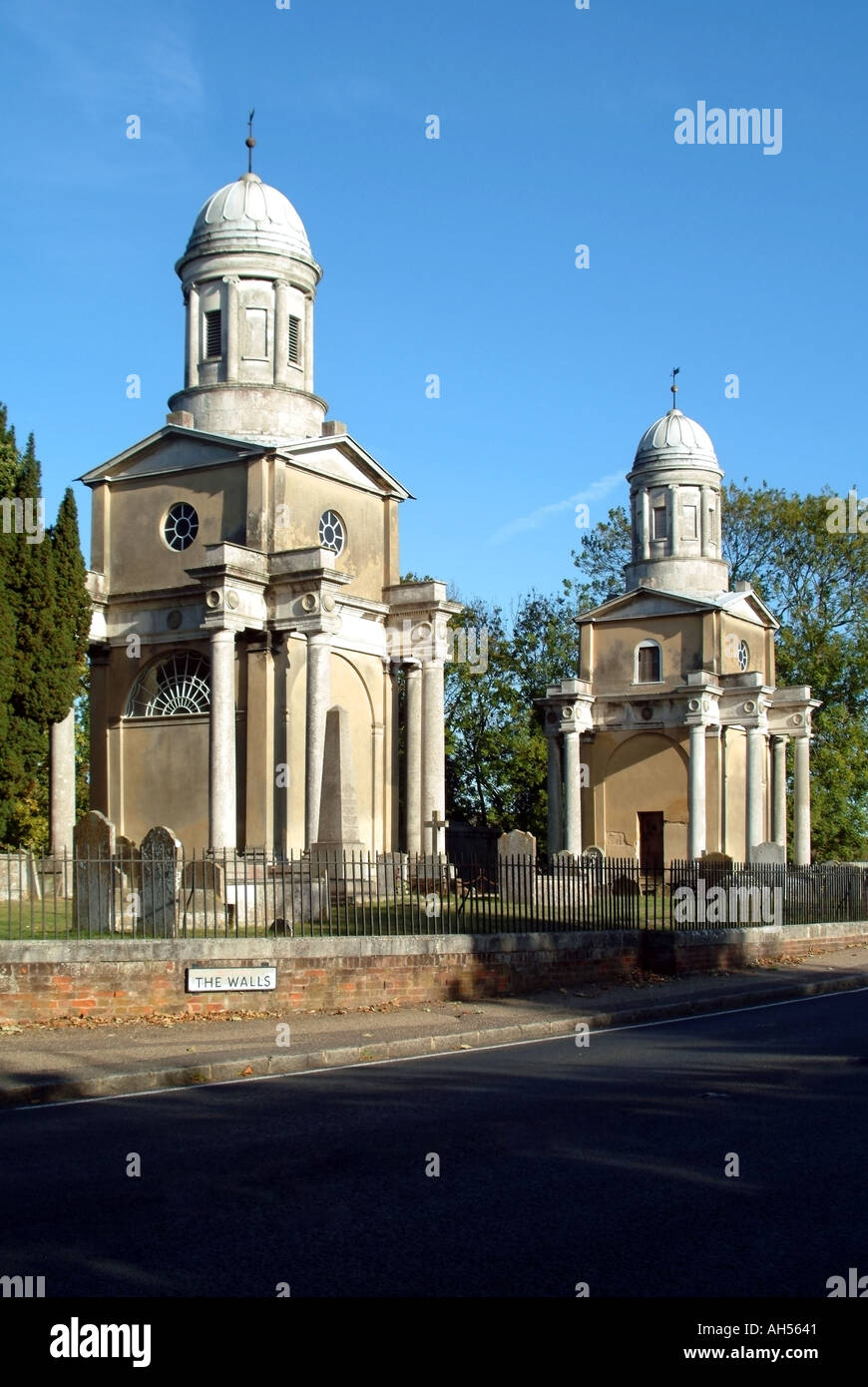 Mistley Towers Manningtree vicino al piccolo porto accanto al fiume Stour twin tower resti della chiesa progettata da Robert Adams Foto Stock