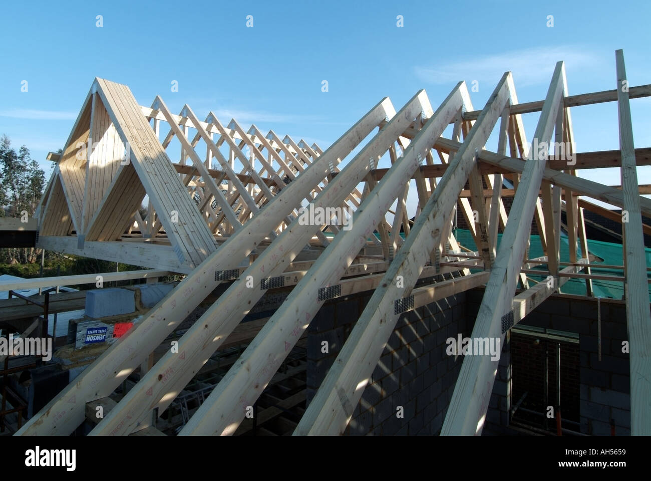 Casa unifamiliare di lavori in corso di fissaggio tetto prefabbricato a capriate in posizione Foto Stock