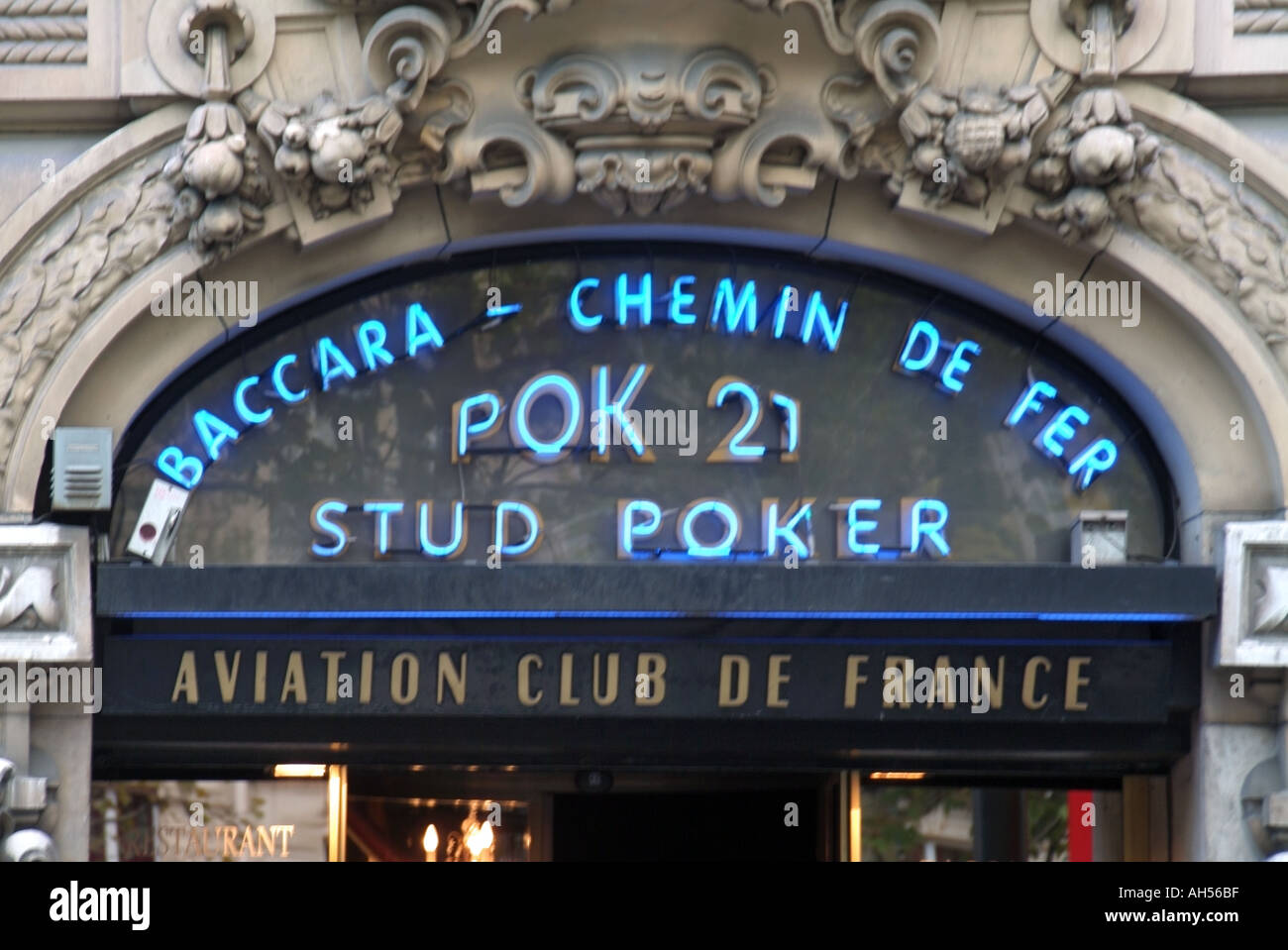 Paris Avenue Champs Elysees vari segni oltre l'ingresso ai locali stud poker chemin de tariffa e Aviation Club de France Foto Stock