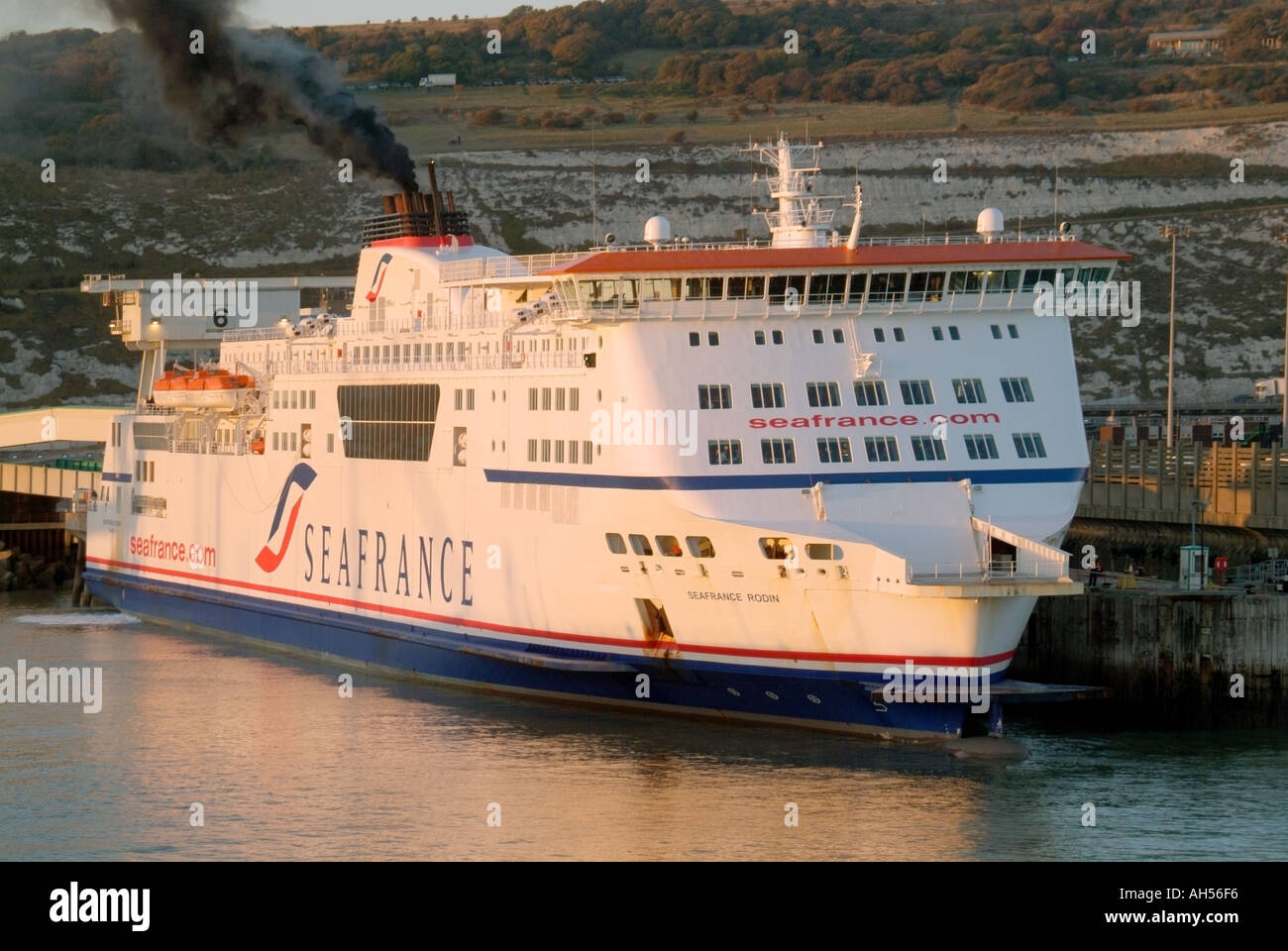 SeaFrance cross channel roll on roll off traghetto 'Rodin' scarico fumo nero inquinamento atmosfera canale inglese Porto di dover Kent Inghilterra UK Foto Stock