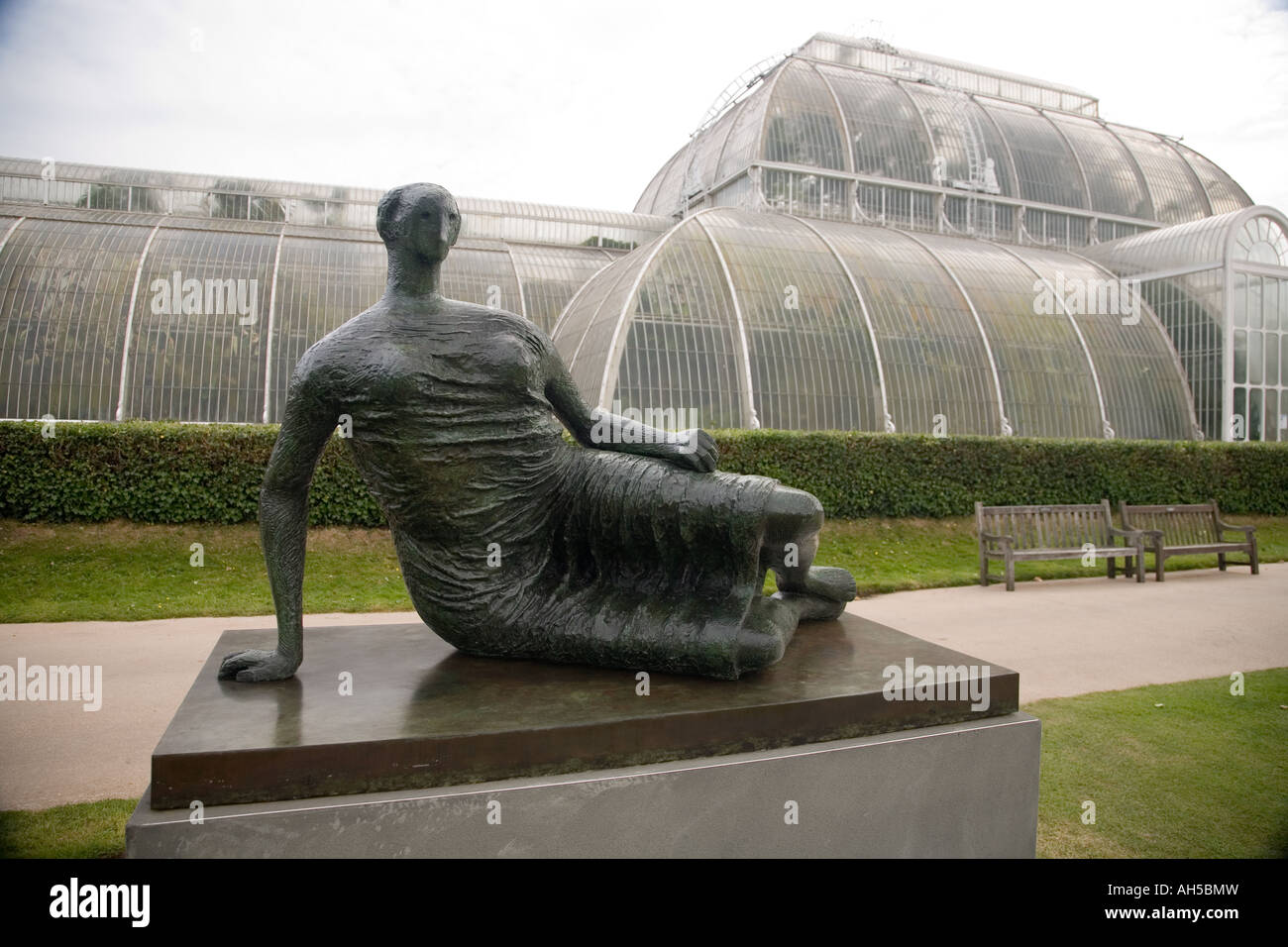 Drappeggiato donna reclinabili Henry Moore accanto alla Casa delle Palme Kew Gardens Foto Stock