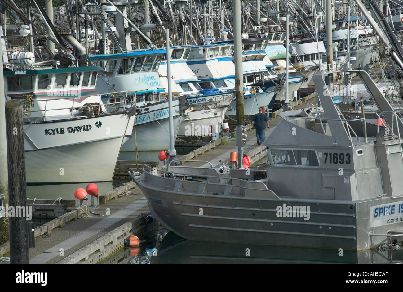Barche da pesca ormeggiate in una linea Cordova Prince William Sound Alaska USA Foto Stock
