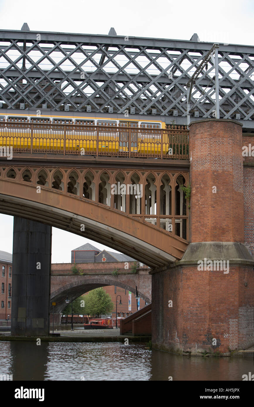 Il ponte ferroviario e canal vicino a Manchester centro cirty Foto Stock