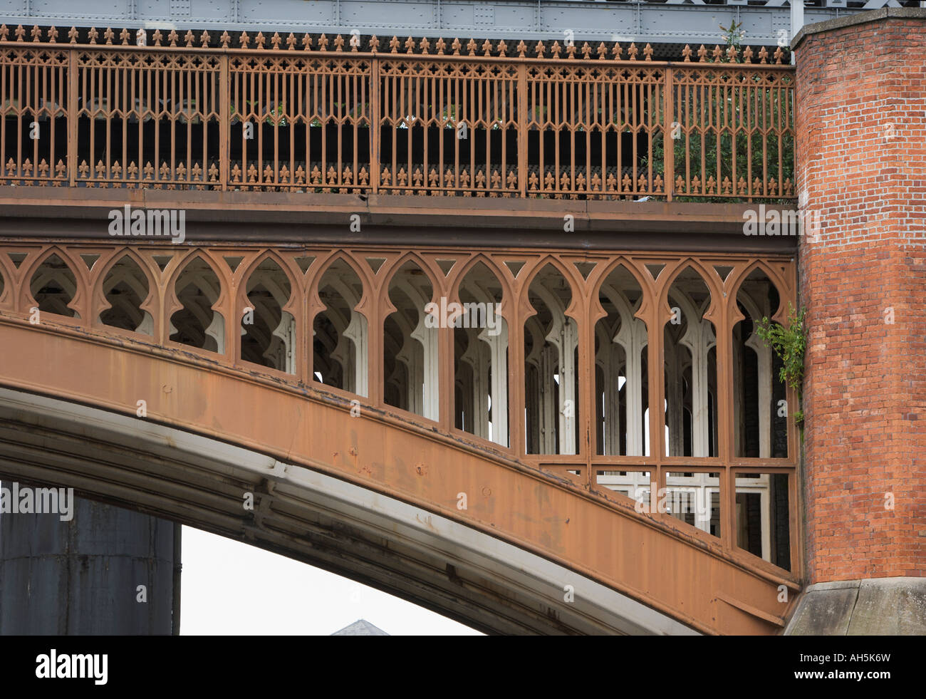 Ponte ferroviario dettaglio vicino al Manchester City Centre Foto Stock