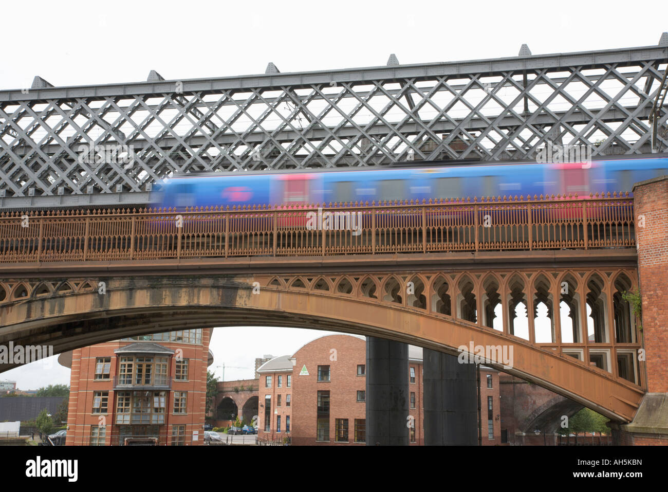 Ponte ferroviario su canal vicino al Manchester City Centre Foto Stock