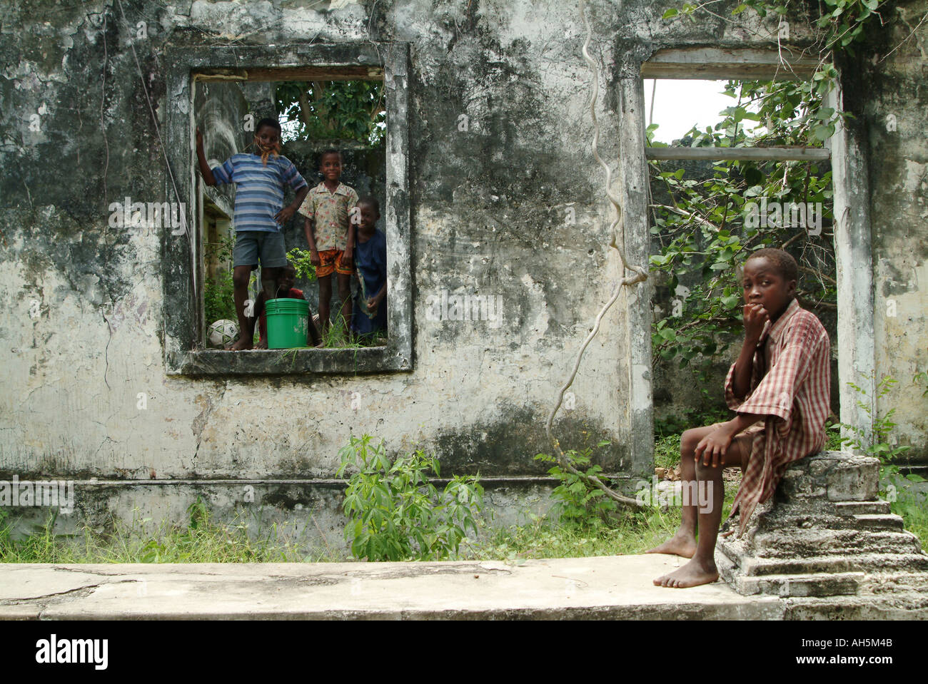 I bambini nella finestra di sbriciolamento town house su ibo Island. Mozambico, Africa Foto Stock