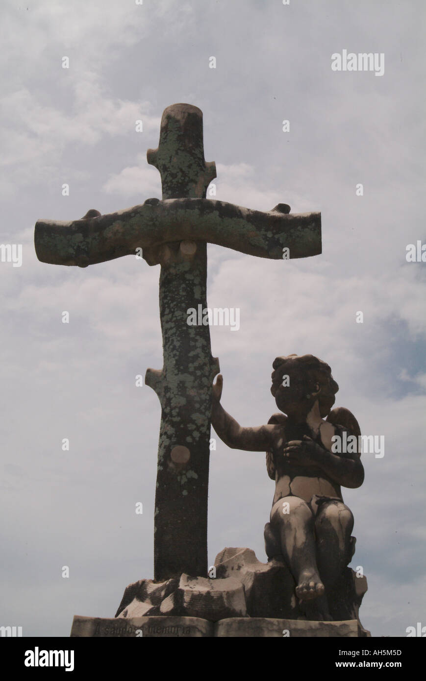 Un oggetto contrassegnato per la rimozione definitiva portoghese con il crocifisso e la statua in un cimitero su ibo Island, Mozambico, Sud Africa. Foto Stock