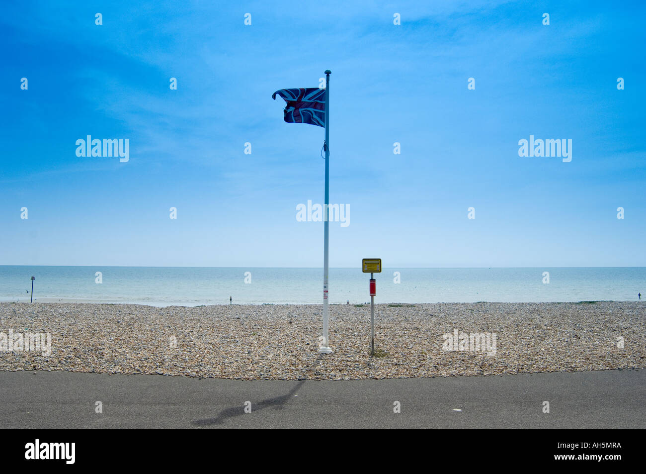 Bandiera europea sventolare al mare Foto Stock