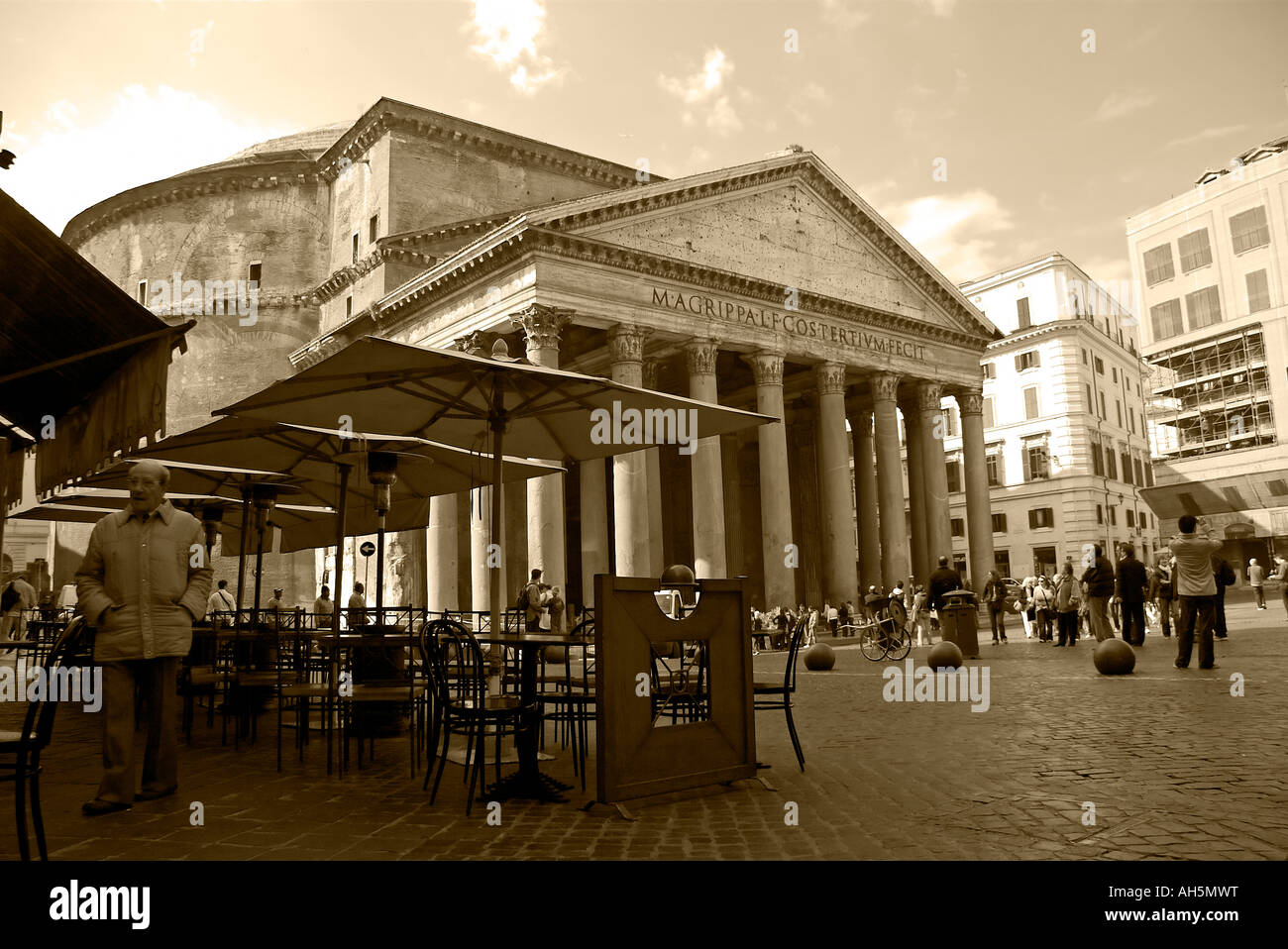 Roma Italia il famoso Pantheon il tempio di tutti gli dèi vista sul cortile passato Tavoli da Pranzo Foto Stock