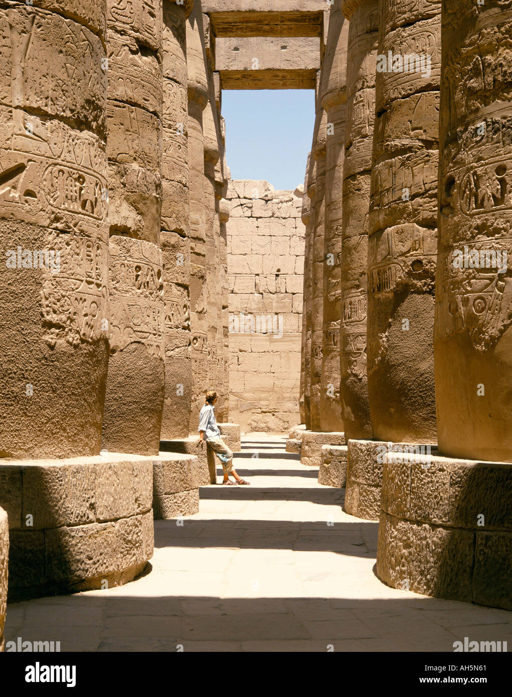 Torreggianti pilastri di pietra nella Grande Sala Hypostyle Tempio di Karnak Sito Patrimonio Mondiale dell'UNESCO Luxor Egitto Nord Africa Africa Foto Stock