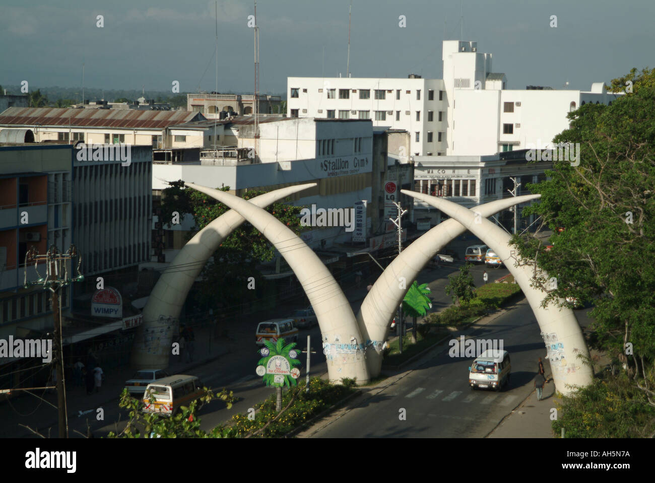 Giant elephant brosmio monumento su Viale Moi, Mombasa, in Kenya, Africa orientale. Foto Stock