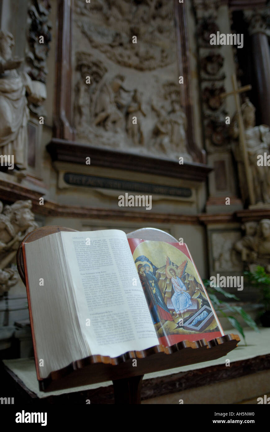 La Bibbia nella Basilica di San Pietro (Trierer Dom) in Germania. Foto Stock