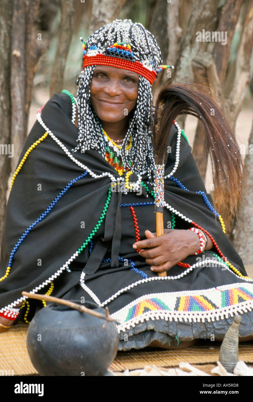 Sangoma rabdomante o media di spirito Zulu village Zululand Sud Africa Africa Foto Stock
