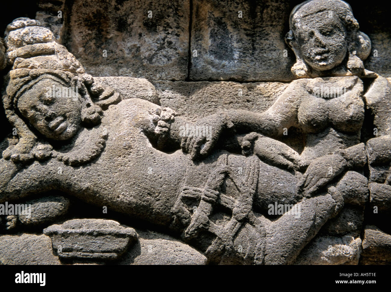 Antico casale in pietra del pannello scolpito il Tempio Borobudur UNESCO World Heritage Site isola di Java in Indonesia Asia del sud-est asiatico Foto Stock