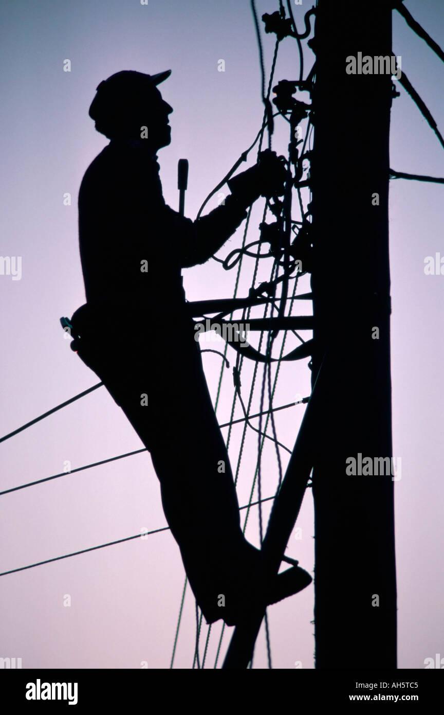 Silhouette di un ingegnere di un palo del telegrafo East Sussex England Regno Unito Europa Foto Stock
