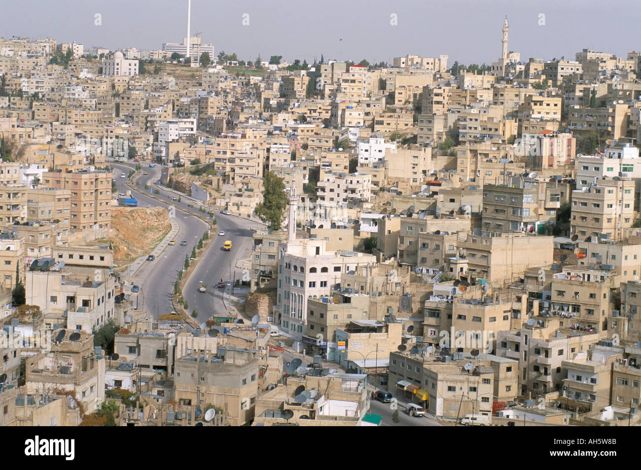 Vista aerea della trafficata città provinciale con una strada a doppia carreggiata Jerash Jarash Giordania Medio Oriente Foto Stock