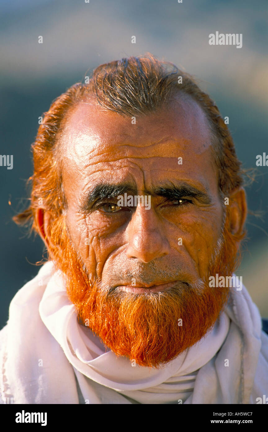 Ritratto di un uomo Pathan con barba hennaed Khyber Pass Pakistan Asia Foto Stock