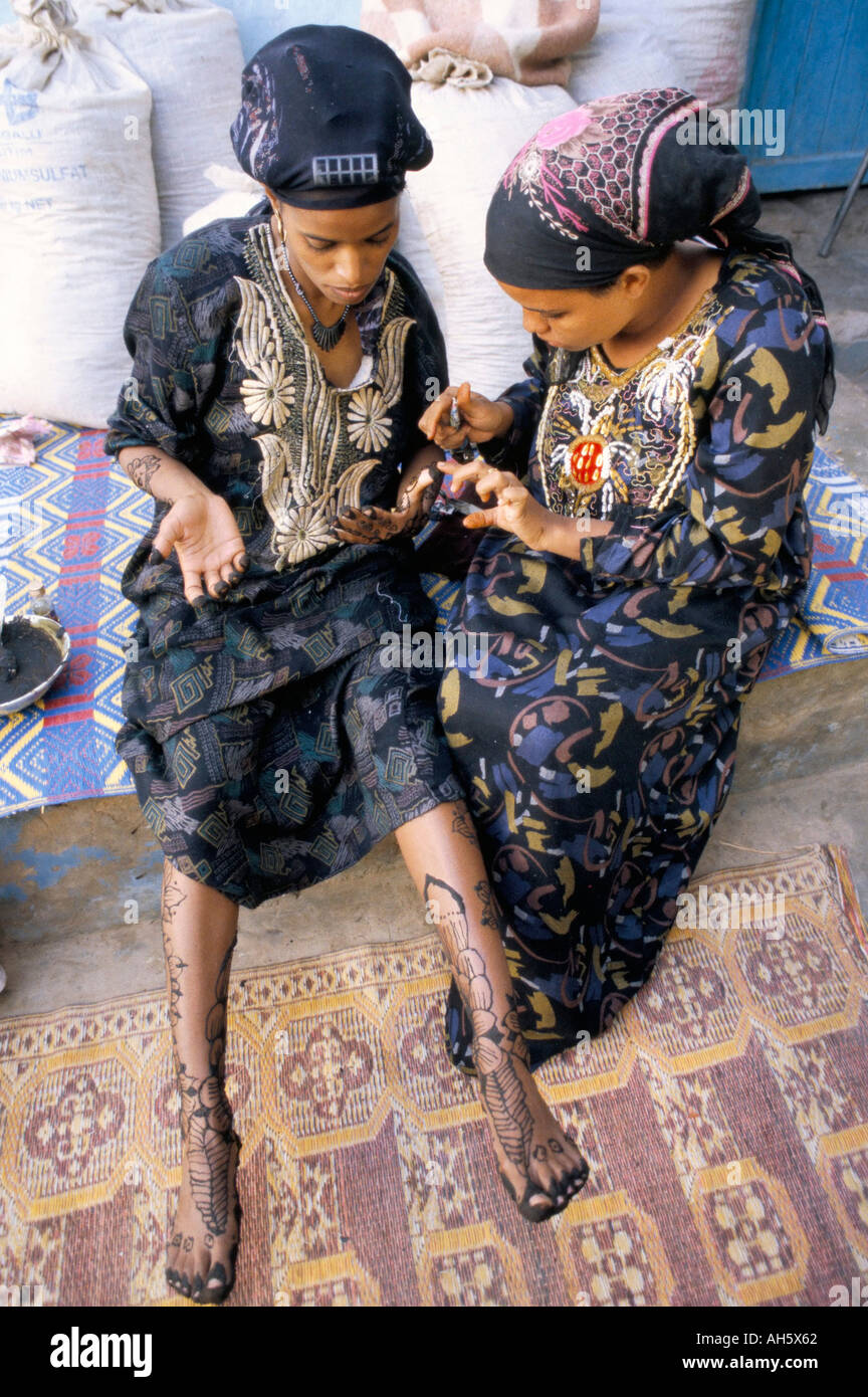 Nubian sposa la preparazione per matrimoni nei pressi di Abu Simbel Egitto Nord Africa Africa Foto Stock